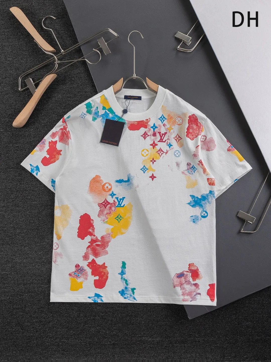 🅿️210 Louis Vuitton Louis Vuitton LV 1V Lujia slightly wide version S-XL LV 25ss new products are available at the counter simultaneously. Colorful letters all over the graffiti print. Round neck short-sleeved T-shirt, same style for men and women! Synchronized with the official website, pure cotton fabrics at the counter! It is close to the skin and comfortable, durable and easy to wear. It has a classic and simple logo design and meticulous original craftsmanship. Short-sleeves, a must-have item for men, do not appear to be the same for the general public, but must be unique and eye-catching. This LV short-sleeve is all about quality, comfort, the same shape and fashion as always, including fabrics and cutting techniques. All of them have been made with great effort! 320 grams of washed pure cotton fabric, pure cotton is breathable, very refreshing and comfortable for daily wear. The rib knitting on the neckline is smooth and tight, and the neckline will not be skewed if you toss it at will. The loose version, you will find that it looks really good on the upper body. The overall is minimalist and neat, super versatile for daily use! Pair it casually with a pair of pants for a youthful look. A T-shirt will make your outfit crazy. It is a fashionable item that can never go wrong! Color: Black White Size: S-XL Size chart: S: Shoulder width 50-Bust 54-Length 70 M: Shoulder width 52-Bust 56.5-Length 72 L: Shoulder width 54-Bust 59-Length 74 XL: Shoulder width 56-Bust 61.5-Length 76